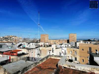 Guardandoci attorno ci rendiamo conto di essere su uno dei punti pi� alti di tutta la citt� vecchia. Distinguiamo facilmente il Castello Svevo...